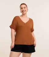 Blusa plus size de crepé azul marino, con escote en V, mangas cortas con detalle de punto y flecos en los laterales de los puños.