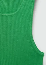 Musculosa verde de punto fino con cuello redondo y tirantes anchos.
