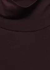 Camiseta de cuello alto color borgoña, de tejido de punto fino y corte ajustado.
