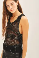 Top corto sin mangas, confeccionado en tul bordado con piedras, lentejuelas, canutillos y flecos de mostacillas.