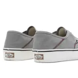 Championes Vans Authentic VR3 SF color gris con cordones blancos y suela de goma color crema con línea negra.