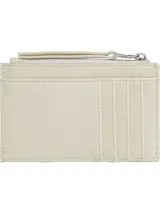 Tarjetero Calvin Klein color crema con diseño acolchado, logo CK en relieve, cierre superior con cremallera y múltiples ranuras para tarjetas.