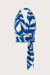 Top halter con estampado de ondas azules y blancas, diseño envolvente y escote en V.