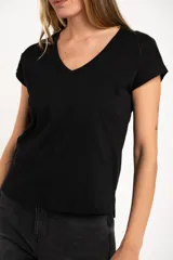 Remera color crudo de algodón peinado con cuello en V y mangas cortas.