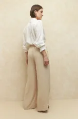 Pantalón ancho de tiro alto con elástico y cordones en la cintura, en color tostado.