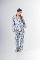 Pijama de algodón estampado, compuesto por una camisa de manga larga con botones y un pantalón recto con elástico en la cintura.