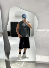 Remera sin mangas gris con efecto acid wash, corte holgado y largo semi boxy.