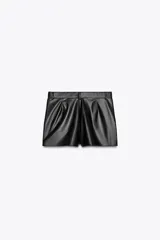 Shorts de tiro alto color borgoña, con bolsillos delanteros y cierre frontal con cremallera y ganchos metálicos.