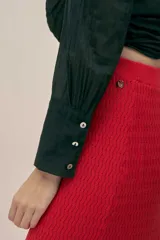 Falda larga tejida en algodón color rojo, con cintura elastizada y detalle de logo en cobre.