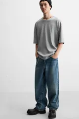 Camiseta azul con efecto lavado, corte holgado, cuello redondo y mangas cortas.