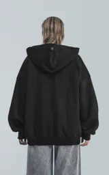 Hoodie negro con cierre azul parcial en el cuello y bolsillo tipo canguro.