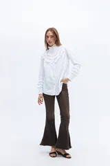 Pantalón de jean acampanado color marrón con alforza central y ruedo desflecado.