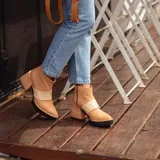 Botas de cuero color camel con plataforma y elástico color beige.
