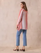 Camisa color beige claro, de corte recto y mangas 3/4 con botón para sujetar.