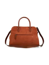Cartera de cuero gamuza color marrón, con doble asa corta y correa larga desmontable. Tiene logo metálico de la marca en el frente, cierre central, bolsillo exterior con cierre y bolsillo interior con cierre.