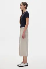 Pantalón jean de corte ancho, color beige claro.