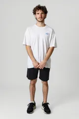 Remera blanca de algodón con un pequeño estampado azul en el lado izquierdo del pecho.