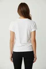 Remera blanca de algodón con cuello redondo y estampado de tres caballos marrones y texto "Western Glory Rodeo Heart and Soul".