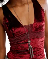 Top corto de terciopelo color rojo oscuro, con escote en V profundo y tirantes anchos. Presenta una banda de encaje floral en el bajo busto.