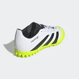 Championes de fútbol Adidas Predator Club, color blanco con detalles en negro y amarillo flúor.