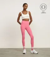 Calza deportiva larga color rosa con pretina alta y compresión media.