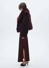Falda maxi color crema de tejido satinado con goma elástica en la cintura y abertura lateral.