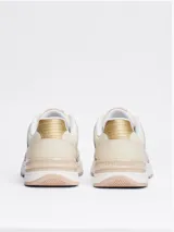 Zapatillas Tommy Hilfiger color beige con detalles en dorado. Confeccionadas en piel con monograma TH en la lengüeta y lateral. Suela de goma blanca y beige.