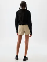 Bermuda color crema con estampado de motivos florales y geométricos en tonos pastel.