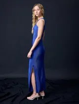 Vestido largo azul eléctrico de satén plisado, con escote redondo y tajo lateral.