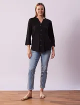 Blusa celeste texturada marca Ninety, con cuello a la base, escote en V y abertura central con botones. Delantera con bolsillo y mangas tres cuartos regulables con presilla y botón.
