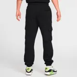 Pantalón de jogging negro de Nike, modelo Club, con cintura elástica ajustable con cordón, bolsillos laterales y bolsillo cargo con logo bordado en la pierna derecha.