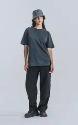 Remera de manga corta color gris oscuro, cuello redondo y calce regular con recorte en la espalda. Confeccionada en algodón premium muy suave al tacto.