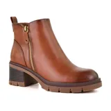 Botas cortas negras de cuero sintético con cierre lateral y taco bajo.