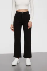 Pantalón de jean negro, de tiro alto y corte flare.