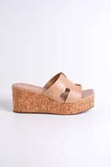 Sandalia color beige con plataforma de corcho, taco de 6.5 cm y plantilla cuadrada.