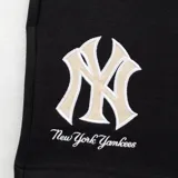 Short deportivo negro con cintura elástica ajustable con cordón, bolsillos laterales con cierre y logo de los Yankees estampado en la pierna izquierda.