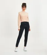 Blusa de punto color blanco, con cuello alto, manga larga y diseño liso.