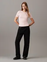Remera rosa de algodón con textura de canalé fino, corte ajustado, cuello redondo, mangas cortas e insignia del monograma de Calvin Klein en el dobladillo.