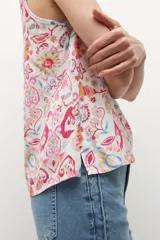 Blusa sin mangas con estampado paisley en tonos rojos, rosados, amarillos y blancos.