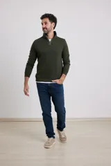 Sweater color beige de tejido elastizado de algodón y poliéster, con medio cierre en el cuello, detalles de tela de algodón al tono y tirador de eco cuero.