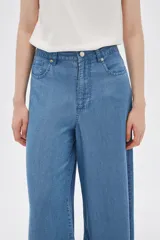 Pantalón de lyocell azul con bolsillos, corte holgado y de calce alto.