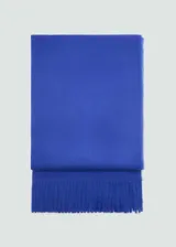 Bufanda rectangular azul eléctrico con terminación de flecos.