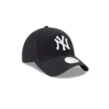 Gorro de béisbol New Era modelo 9Twenty de los New York Yankees, color azul marino con logo bordado en blanco y cierre ajustable.
