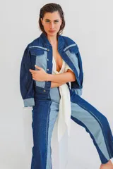 Campera clásica de jean confeccionada en denim con diseño de bloques en diferentes tonos de azul. Presenta abotonadura frontal y bolsillos delanteros.