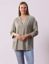Blusa verde con rayas verticales blancas, cuello a la base y escote en V con aplique de botones. Manga ¾ con puño y botón. Tajo en costuras laterales.