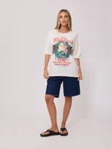 Remera negra de algodón con estampado de estilo surf en el frente.