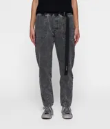 Pantalón gris con efecto denim, corte zanahoria, cinturilla elástica con trabillas y cinturón ajustable de lona de algodón.