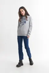 Hoodie gris con capucha y cordones ajustables. Estampado frontal con la palabra 'OTHERSIDE' y las siglas 'OTH' en azul marino.