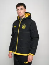Campera de abrigo corta negra con capucha y costuras en contraste color amarillo. Estampado del escudo del Club Atlético Peñarol en el pecho y en la espalda.