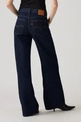 Pantalón de jean de tiro alto, corte recto y color azul oscuro.